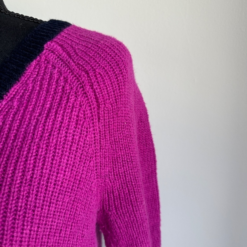 **TALBOTS* Magenta x Navy V-Neck Knitted Sweater Size - Picture 3 of 7